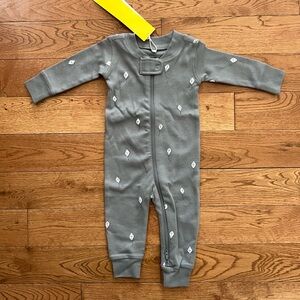 Quincy Mae sleepers 3-6M NWT grey with kites